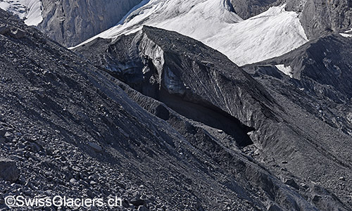 Die Barriere aus Eis und Geröll/Schutt, welche den Gletschersee staut, am 29.6.2019.
