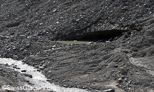 Kleiner See am Fuss des Toteises auf der Südseite des Oberaargletschers am 18. Juli 2025.