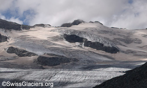 Schwarzberggletscher: Saharastaub auf Schnee. Foto vom 27. August 2024.