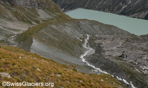 Westliche Seitenmoräne, Gletscherbach und Mattmarksee. Foto vom 27. August 2024.
