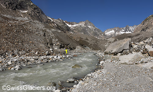 Grosse Mengen von Schmelzwasser fliessen aus dem Unteraargletscher. Foto vom 11. Juni 2022