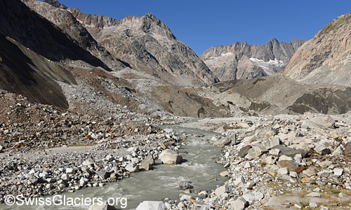 Trübes Schmelzwasser fliesst aus dem Unteraargletscher. Foto vom 19. September 2025.