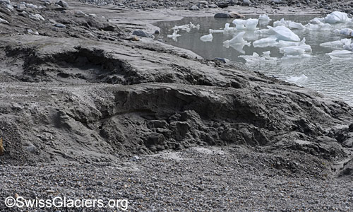 Durch das um ca. 2m tiefere Niveau des westlichen Sees wurden Sediment-Ablagerungen sichtbar.