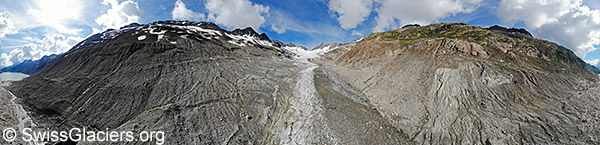 Über dem teilweise schuttbedeckten Oberaargletscher (Luftaufnahme vom 13.7.2020)