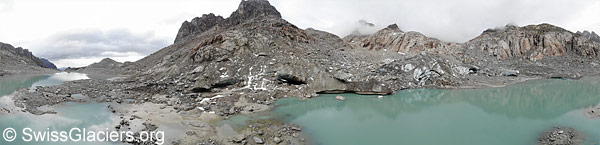 Tiefengletscher: Toteis mit Höhlen am Fuss des Felsturms am 9. August 2023