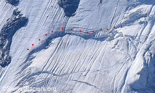 Bergschrund in der Blüemlisalphorn-Nordwand. Foto vom 8.8.2022.