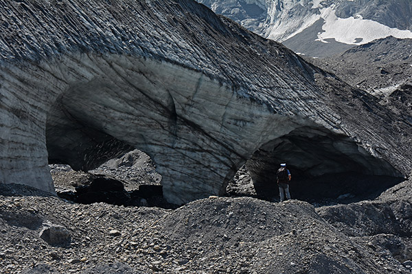 Gamchigletscher: Eisberg mit Tunnel am 12.7.2015 Gamchigletscher: Eisberg mit Tunnel am 12.7.2015