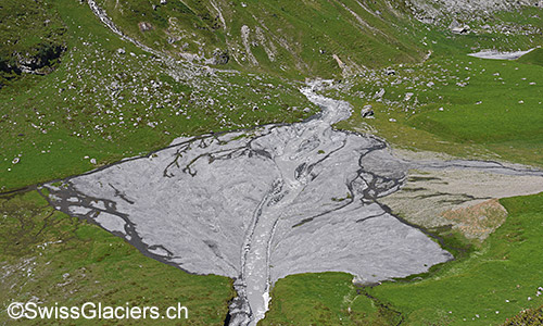 Blick von oben auf den Geschiebfächer im Gamchi (Kiental).