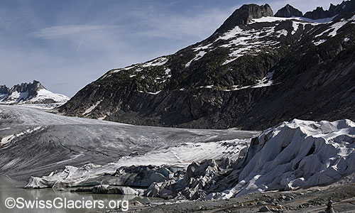 12.7.2021: Gletscherabdeckungen auf der Zunge des Rhonegletschers. Diese Abdeckungen ermöglichen den längeren Betrieb der bekannten Eisgrotte im Rhonegletscher.