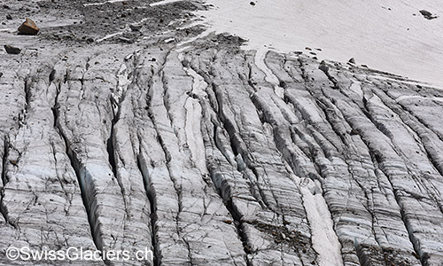 Schmale Querspalten im Tälligletscher (Binntal).