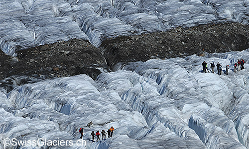 Alpinisten neben Mittelmoränen (Grosser Aletschgletscher)