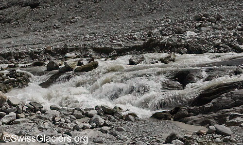 Schmelzwasserabfluss am Oberaargletscher am 5.8.2024 um 14:15 Uhr.