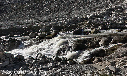 Schmelzwasserabfluss am Oberaargletscher am 5.8.2024 um 8:15 Uhr.