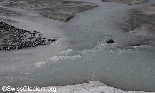 Schmelzwasserabfluss am Schwarzberggletscher am 6.8.2021 um 11:15 Uhr.