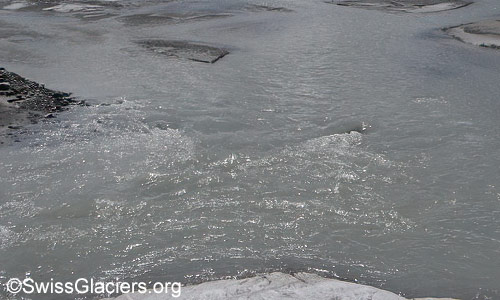 Schmelzwasserabfluss am Schwarzberggletscher am 6.8.2021 um 14:00 Uhr.