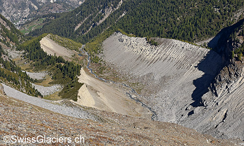 Blick von oben auf die beiden mächtigen Seitenmoränen des Riedgletschers.