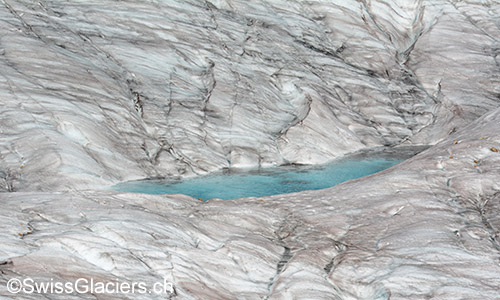 Supraglazialer See auf dem grossen Aletschgletscher.