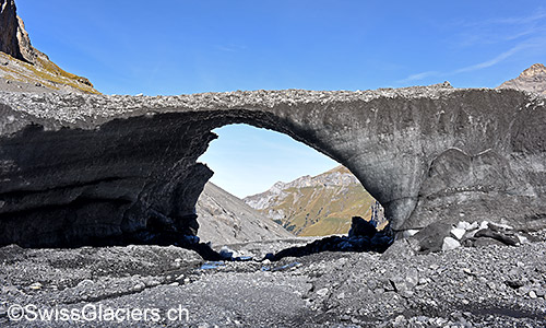 12-15m hoher Eisbogen (Gamchigletscher)